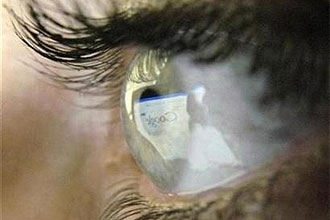 Página do site de buscas Google, utilizados por milhões ao redor do planeta, é refletida nos olhos de uma internauta inglesa